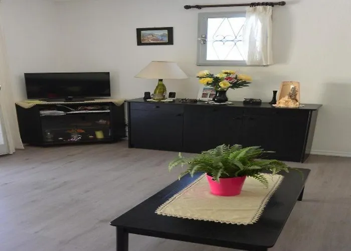 Сasa de vacaciones Mitoyenne T3 Avec Piscine Et Parking - Fr-1-607-49