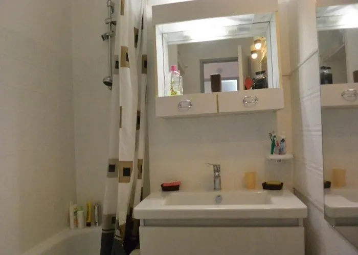 Mitoyenne T3 Avec Piscine Et Parking - Fr-1-607-49 * Agde